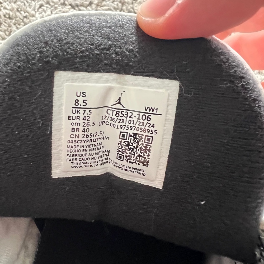 Jordan Nike Shoes - Picture 2 of 5